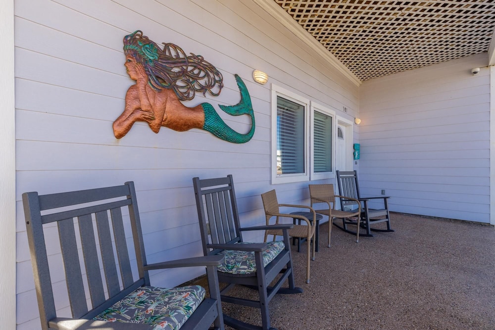 Mermaids Lair - Large 4BR House - Steps From Beach view 4