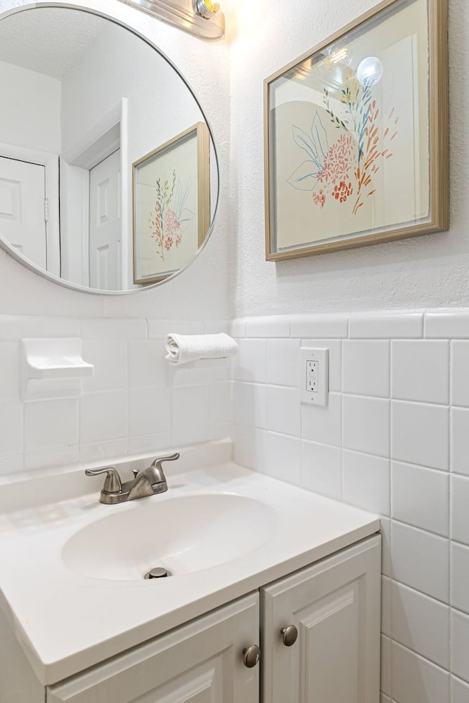 Lovely 2 BR Condo in Sailboat Bend