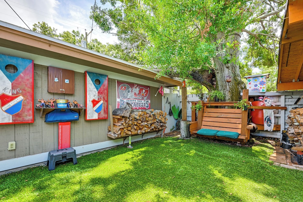 Outdoor Entertainment Area: Clearwater Condo!