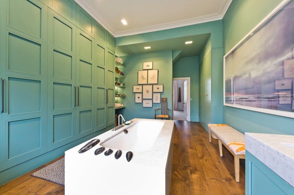 Gorgeous & Grand 5 Bed House, Holland Park