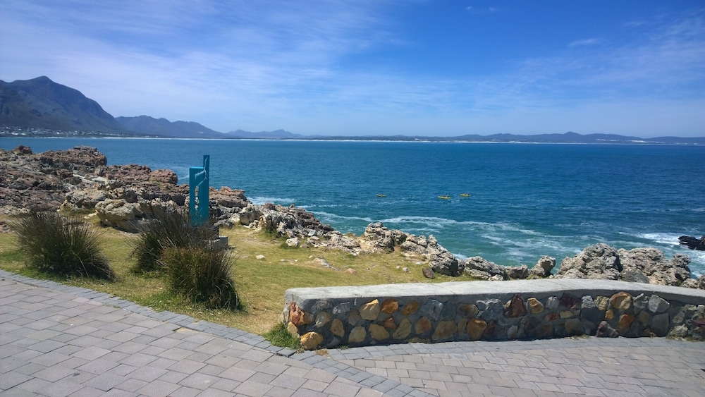 Come an Enjoy Cape Towns Best Kept Secret Kleinmond, 2 Hours From the City view 2