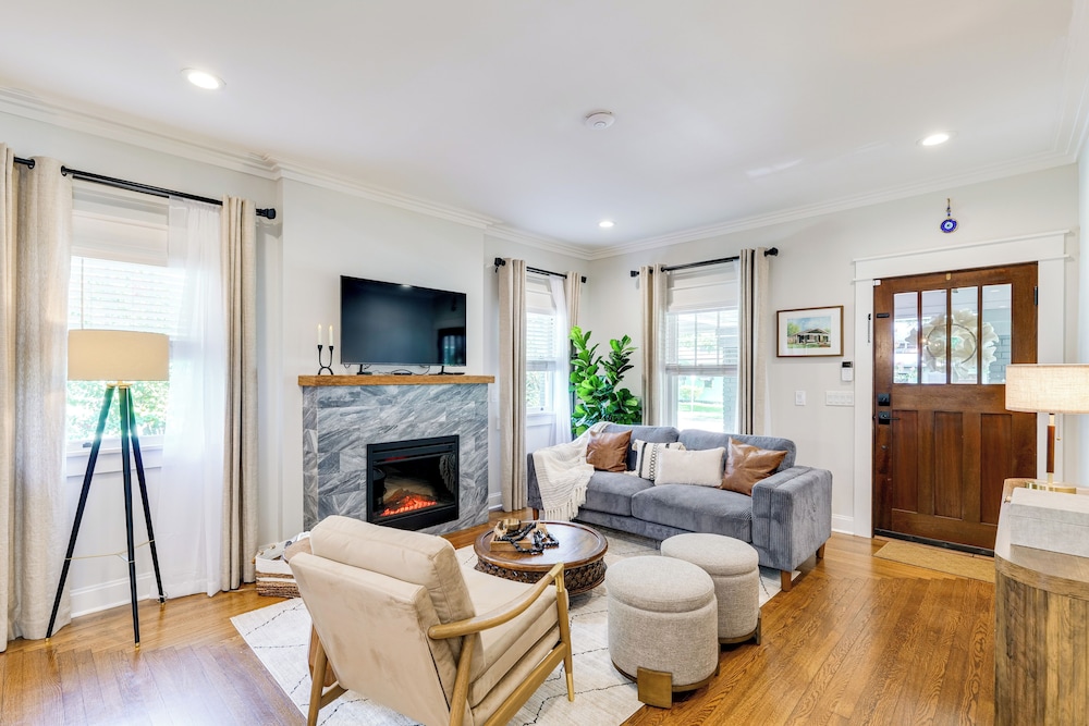 Renovated, Stylish Retreat w/ Patio in Lakeland!