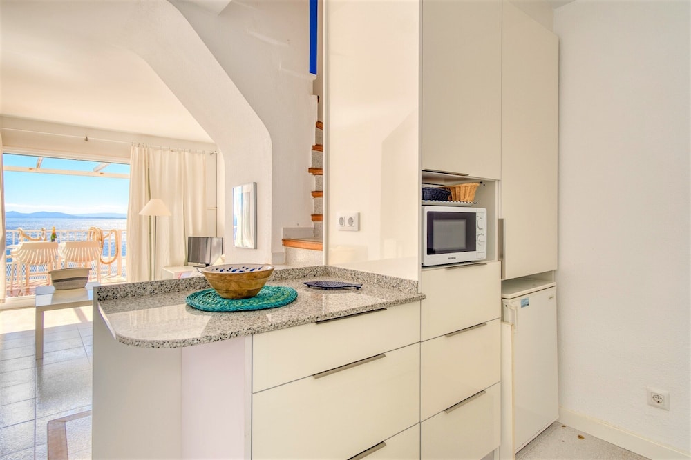 Townhouse in Roses Near Platja de Canyelles