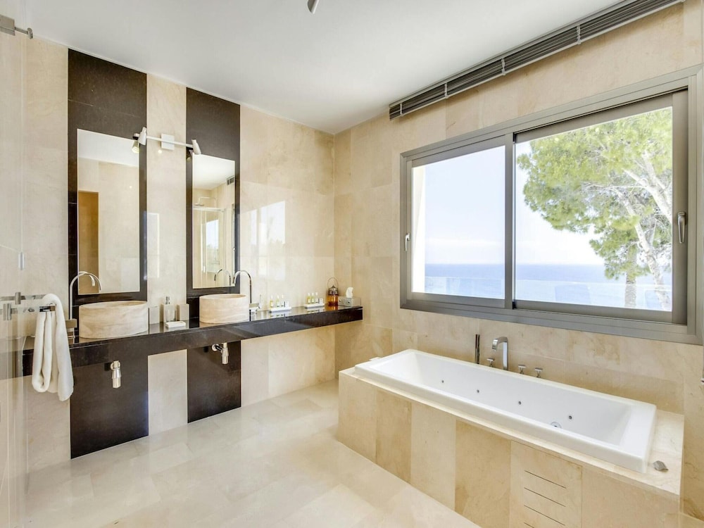 Beautiful Villa With Leisure Activities