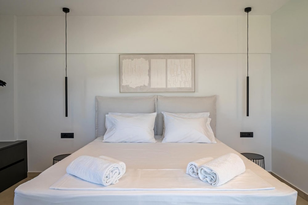 Aethra Grand- Luxury 5-bed Villa 850m From Beach
