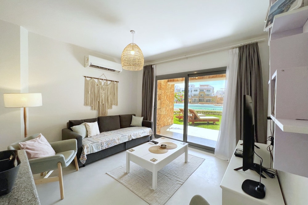 Xuru Stays I Lagoonfront Easy 1bdr @ Swan Lake El Gouna