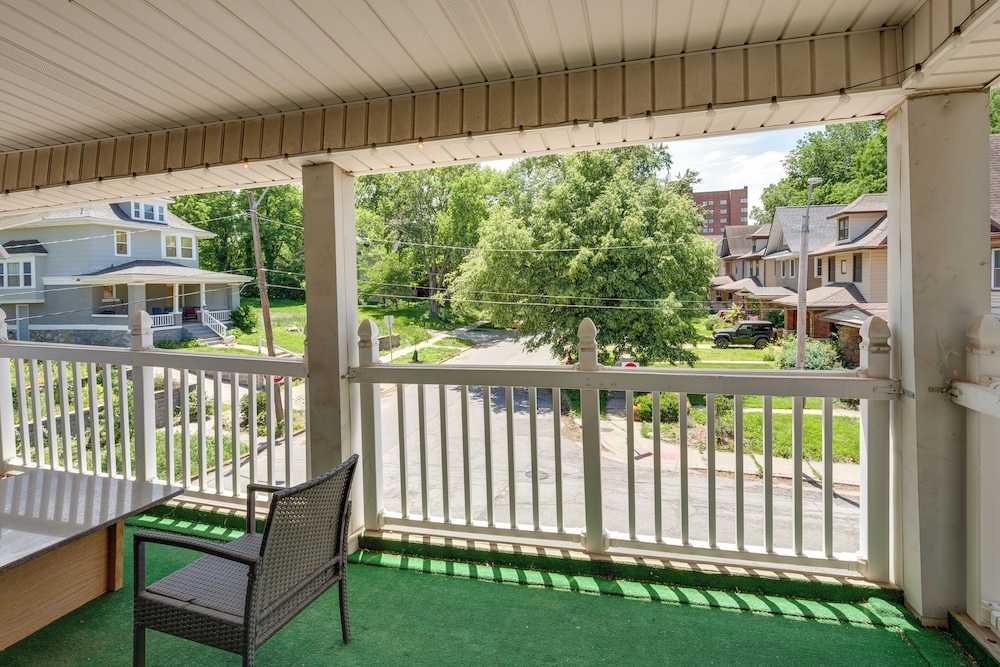 Luxurious 2BR Kansas City Condo Near Downtown
