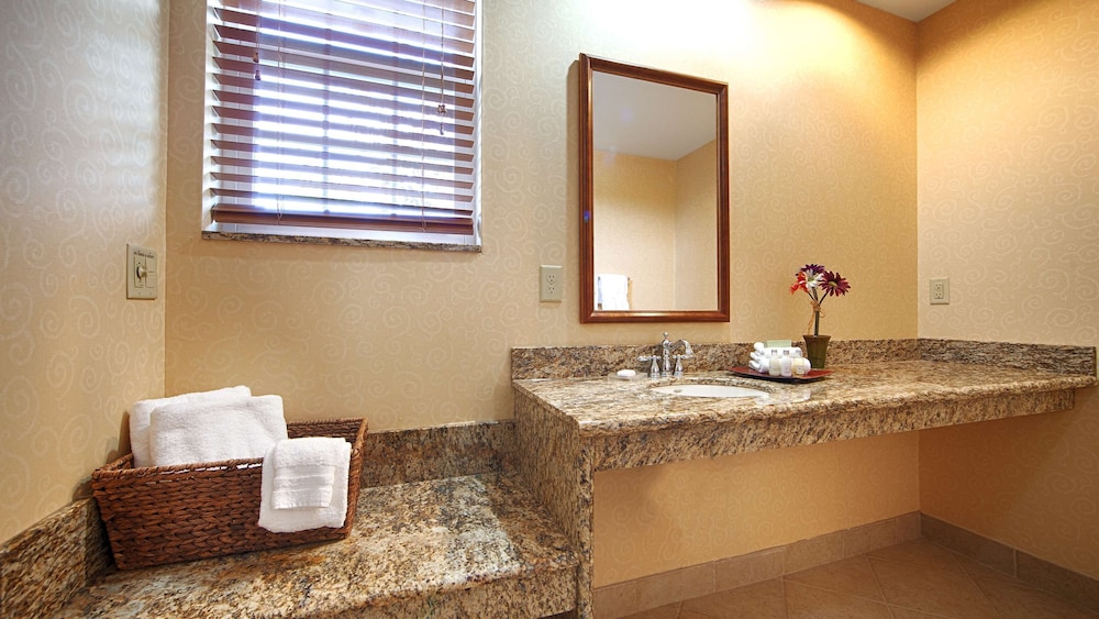 Best Western Plus Ticonderoga Inn & Suites