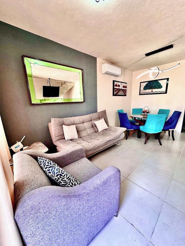 Private Jacuzzi and Pool 2 Level House