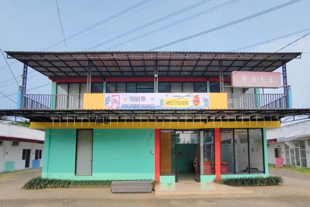 TwoSpaces Living at Bypass Homestay, Mojokerto