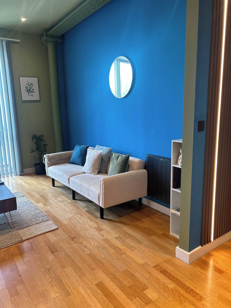 Modern City Blue Apartment Next To The AO Arena Free Parking