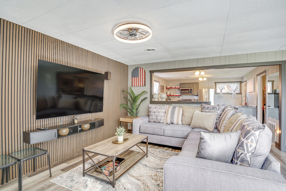 9 Mi to Shore: Home w/ Hot Tub in Howards Grove!