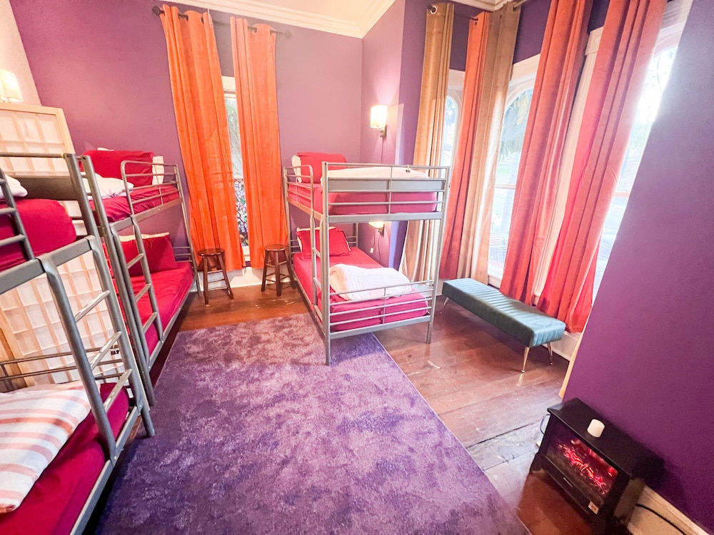 International Travelers House Hostel \- Downtown San Diego Little Italy.