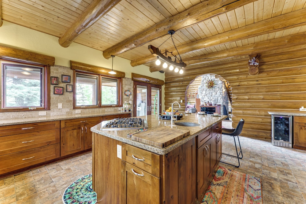 Secluded Angel Fire Retreat: Deck + Stunning View!