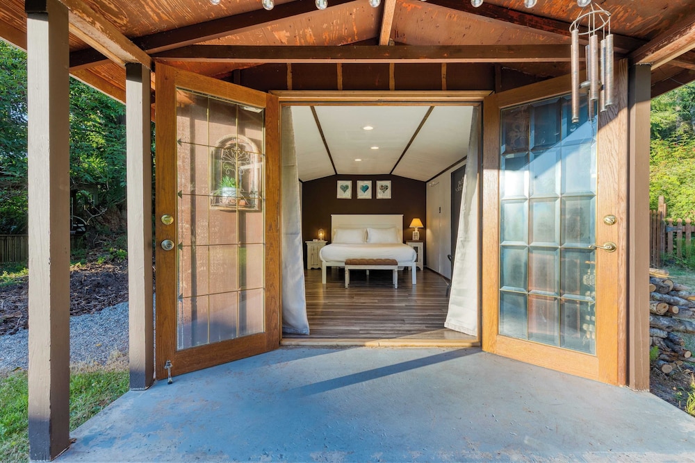 Lodge Trails, Hot Tub, Walk to Cornet Bay