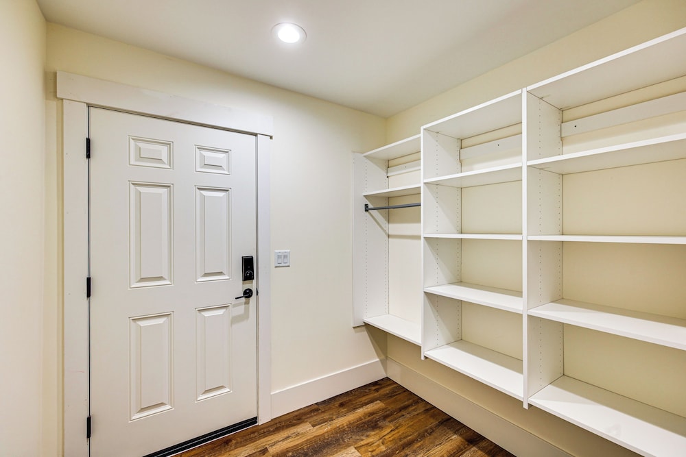 Quiet PNW Base: Walkable Apt in Normandy Park