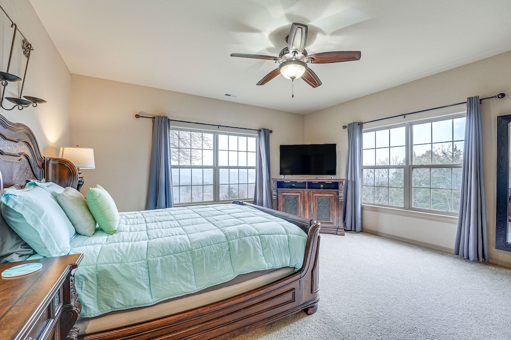 Relax Fireside: Branson West Gem w/ Hot Tub Access