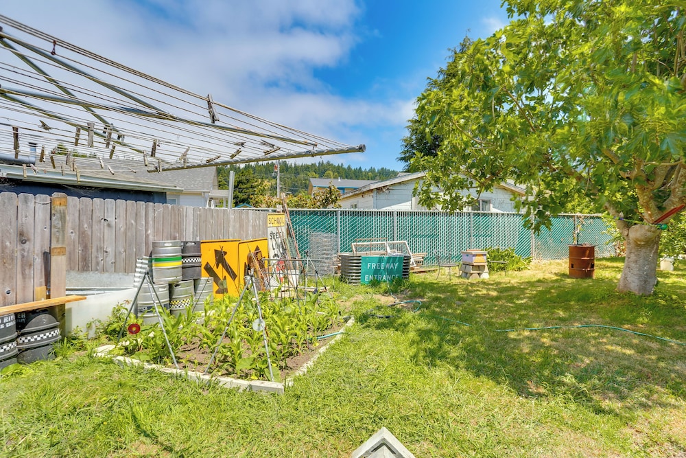 11 Mi to Arcata Bay: Home w/ Garden in Blue Lake!