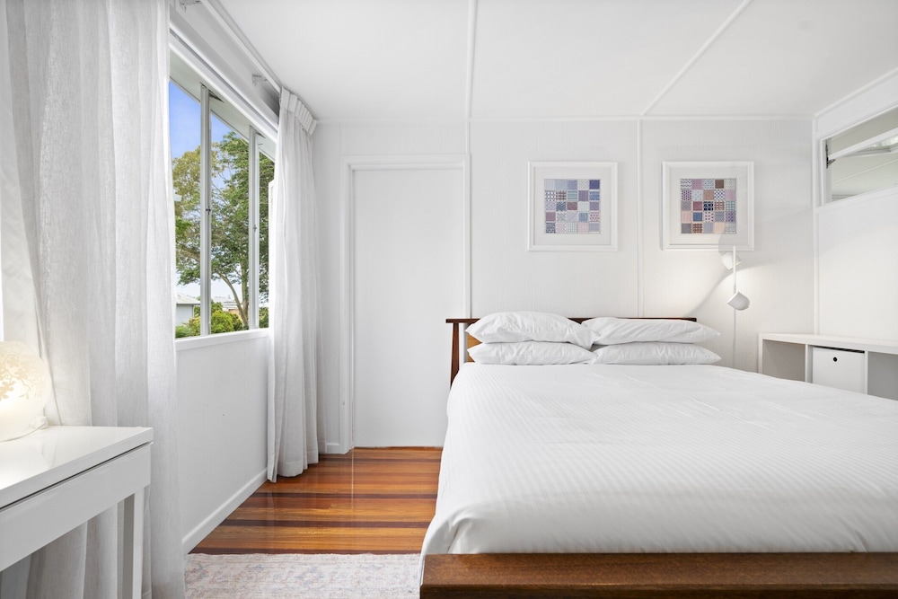 Spacious Family Home With Garden in Quiet Suburb