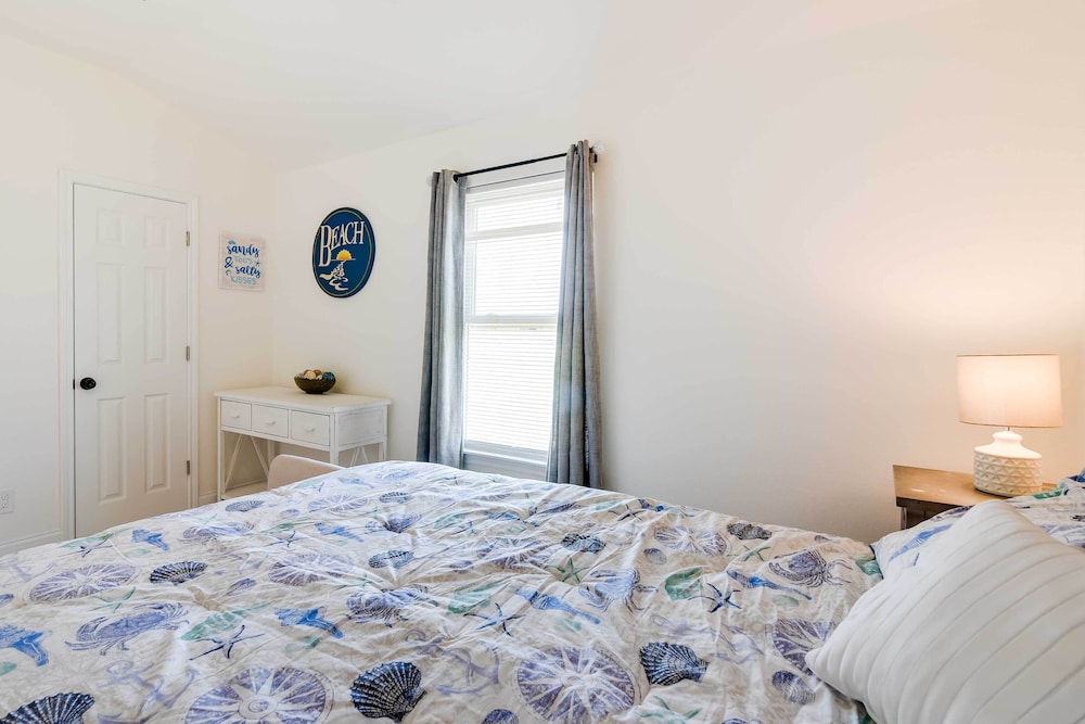 Breezy Freeport Home w/ Deck - 2 Mi to Beach! view 3