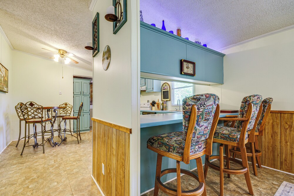 4 Mi to Bennett Spring SP: Dog-friendly Home!