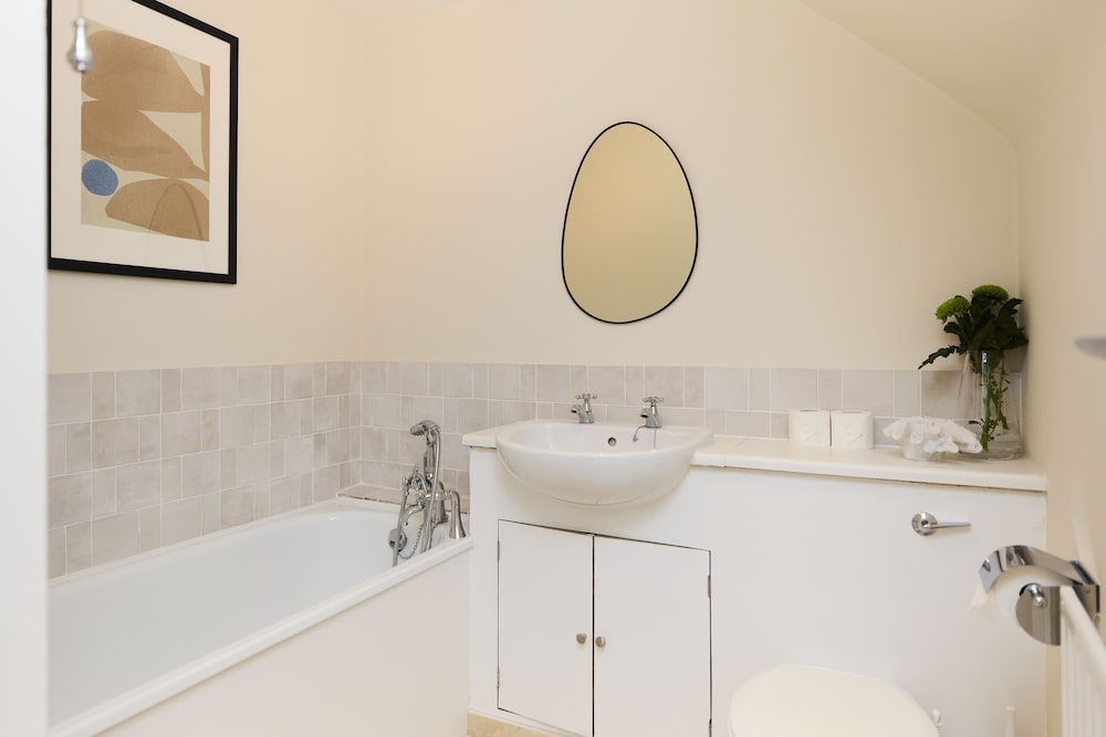 Chiswick Townhouse with Garden & Parking