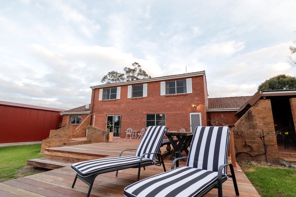 Country 4-bed Homestead With Games Room & Views