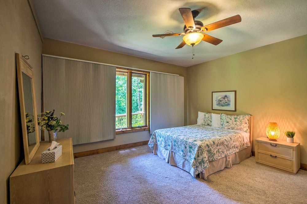 Tryon House w/ Hot Tub - Near Equestrian Centers! view 2