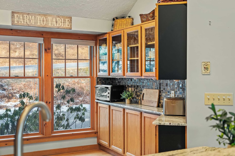 Mountain Escape With Game Room, Balcony & Stunning Views in the Poconos Christina