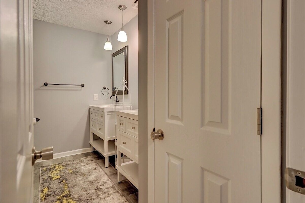 Renovated 2BR Hilton Head Home Walk to Shops