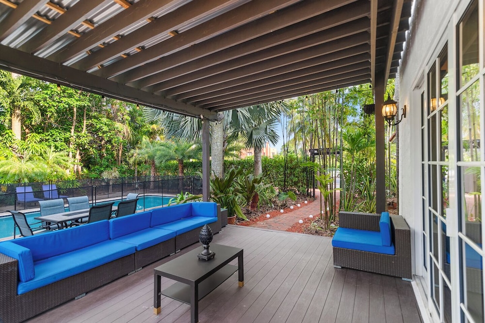 2 Mansions with Pool in West Palm Beach