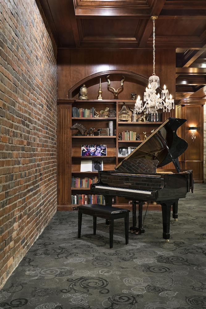 Des Moines Vacations - Des Lux Hotel - Property Image 5