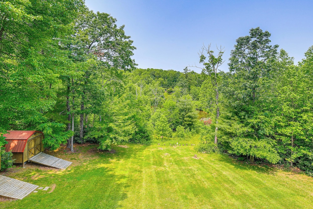 Blue Ridge Mtns Retreat w/ Views, 1 Mi to Parkway!
