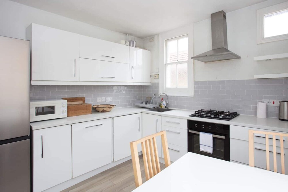 Bright and Airy 3 Bedroom Maisonette in South London