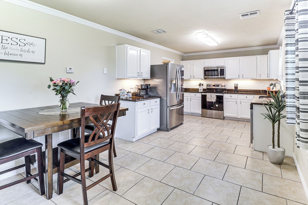 Near At&t Stadium & Six Flags: Texas Family Home!