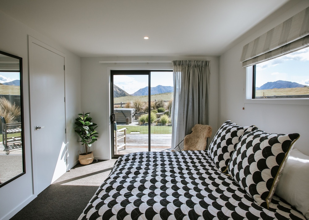 Bull Ridge Retreat - Sleeps 8 - Hot Tub view 2