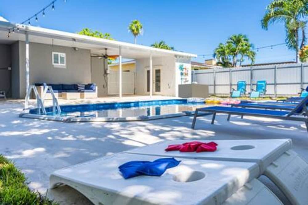 600 SW 31st Ave Pool Patio 4 Queen Beds Sleep 8 Parking