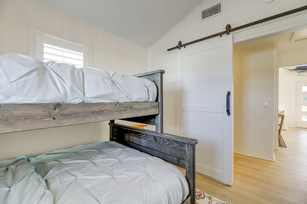 2 Mi to Beach + Fishing Pier: Gulf Coast Retreat