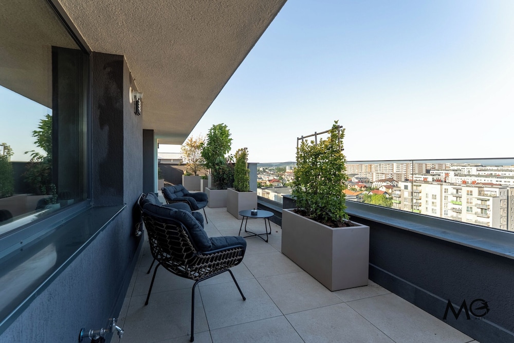 MoHost Valcom - Luxury Skyline Penthouse