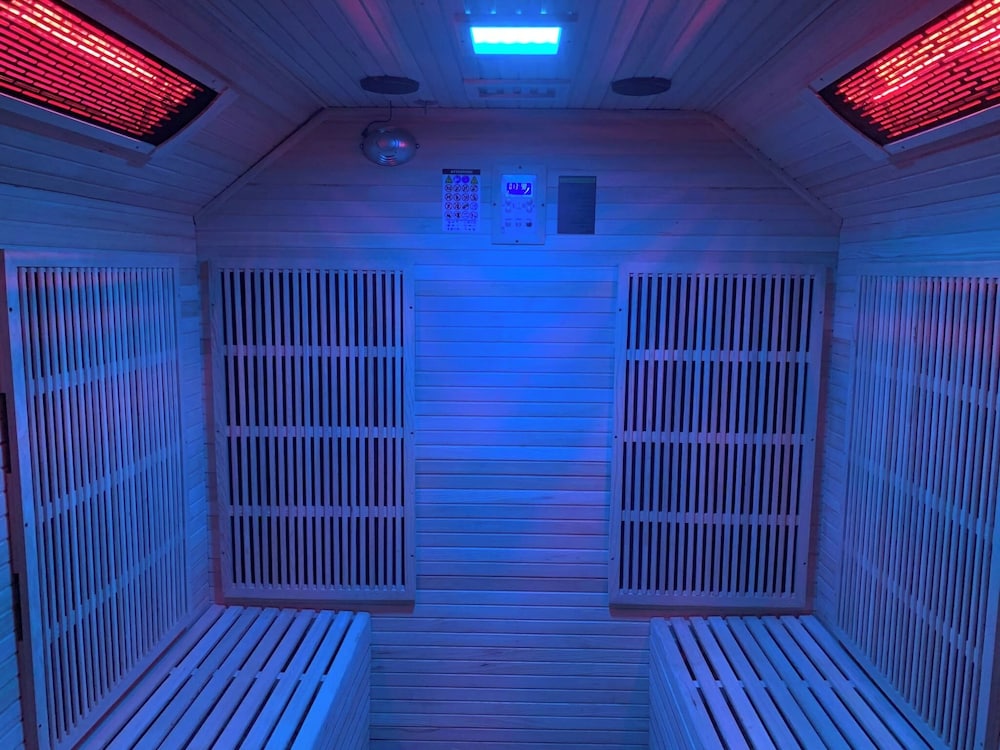 Charming Retreat With Hot Tub & Sauna Sleeps 4