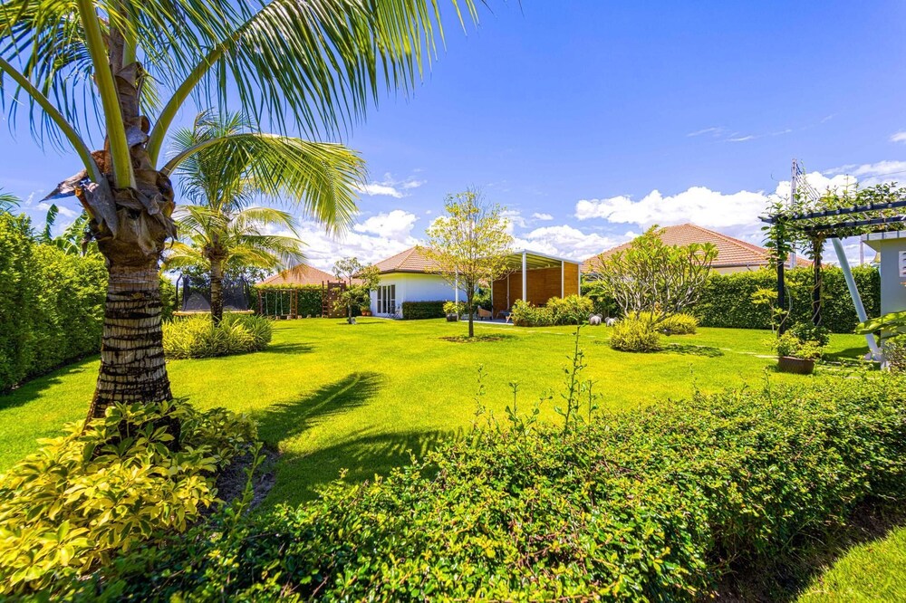 TropicalFamilyVilla w Pool&Garden ML103