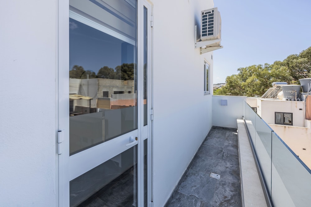 1 BR Penthouse for Couples & Families