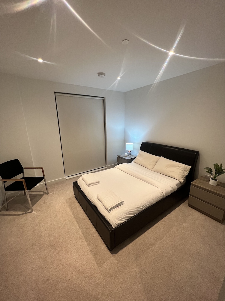 Impeccable 1bed Apartment in the Heart Ofgreenford view 4