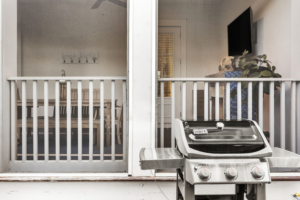 Seagrove Gardens Mins to the Beach Santa Rosa Retreat w Golf Cart A Design