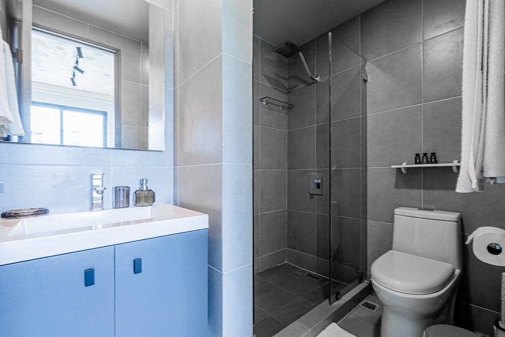 w Modern 2BR w Great Deco in Centriqo