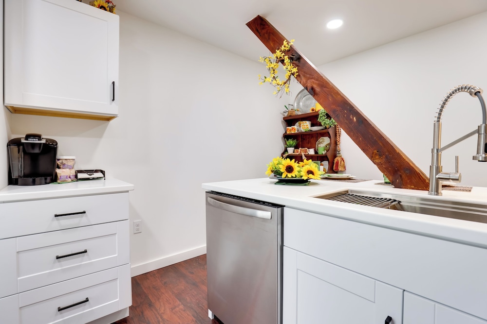Walk to Eats: Mtn-view Hammondsport Hideaway!