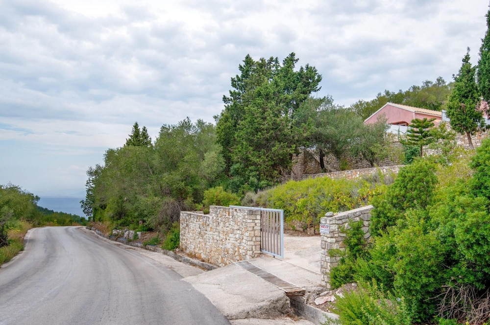 Paxoi Summer Retreat - Kirki Poolside Lodging