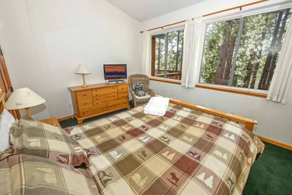 2460 Lupine Trail 6 Bedroom Home by RedAwning