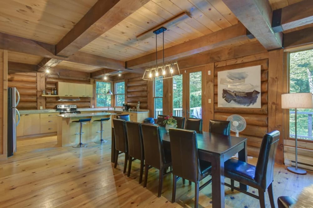 Spacious log Cottage Resort Access Citq 242255
