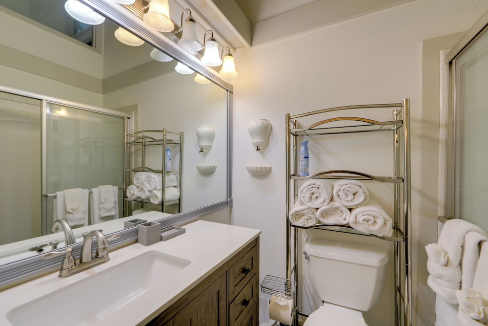1/2 Mi to Skiing: Resort Getaway in Sapphire!
